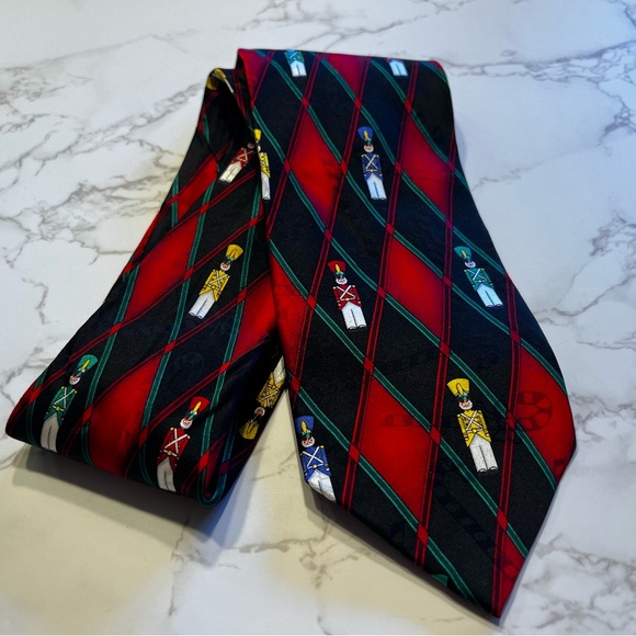 Silk Tie nutcracker - Picture 2 of 5